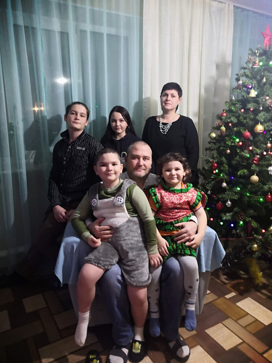 Не хватает старшего сына, он в армии.