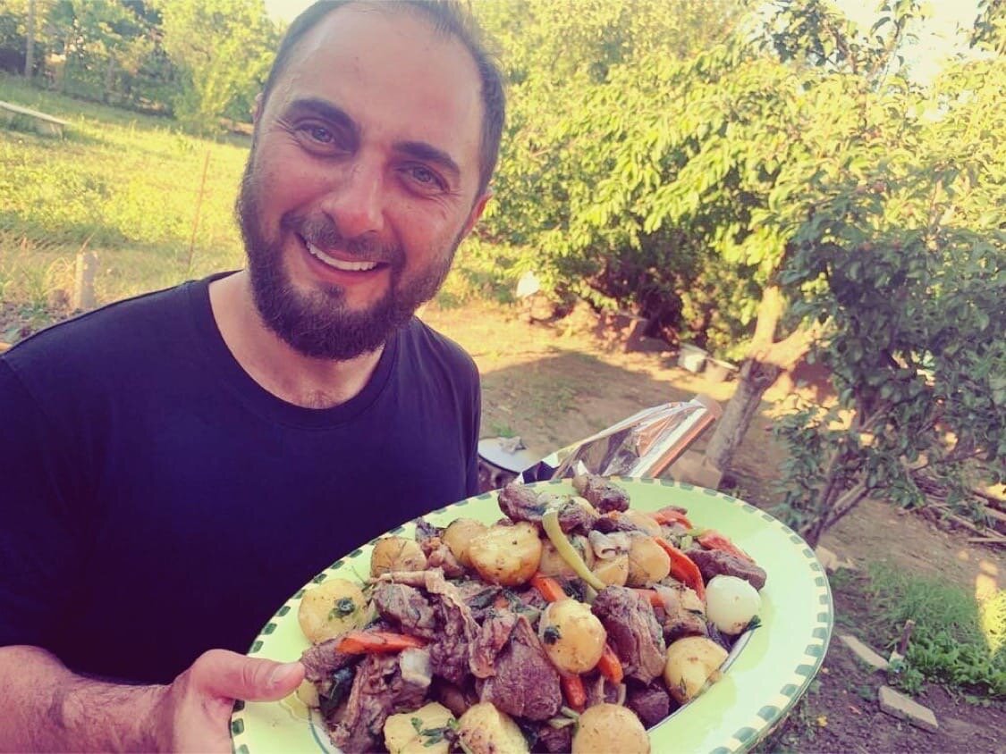 Демис - один из самых колоритных актеров