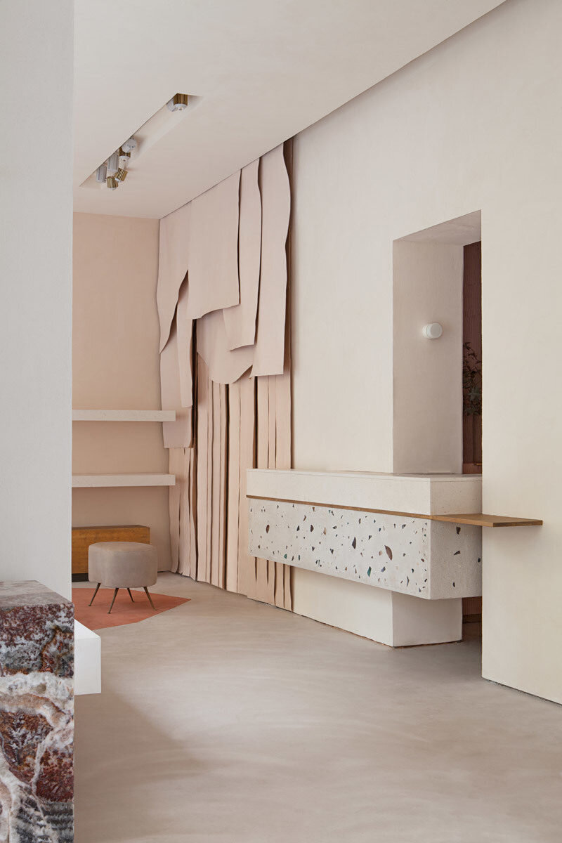  Ремесленный минимализм: фэшн-бутик в Мадриде . В интерьере бутика Malababa перегородки сделаны из терракотовых кирпичиков, изготовленных на мануфактуре в Галисии, стены покрыты смесью глины и мраморной крошки, а украшением служит инсталляция из воловьей кожи — фирменного материала бренда. Фото: Asier Rua