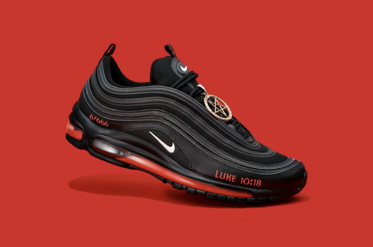  Обувь Satan Shoes украшена логотипом-галочкой Nike и бронзовой подвеской в ​​виде пентаграммы. «Luke 10:18» - это ссылка на библейский отрывок, в котором говорится: «Я видел, как сатана упал с неба, как молния».