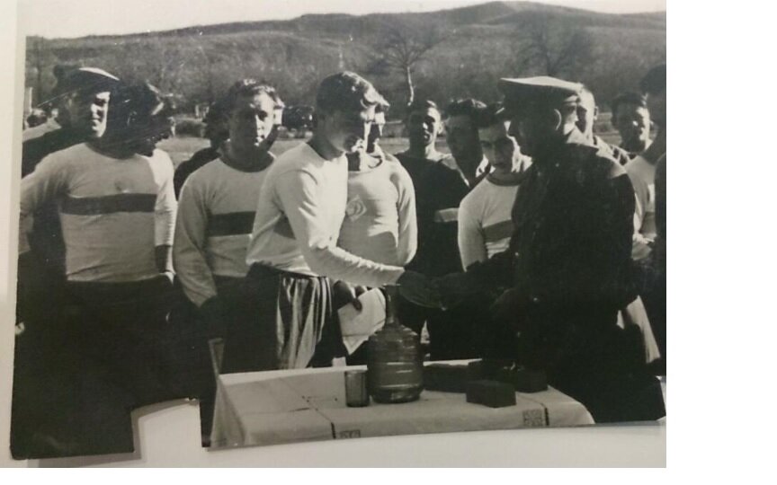 Борис Лапинагов получает памятный приз