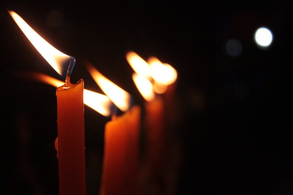 Почему коптит церковная свеча дома черным дымом: причины и способы решения проблемы