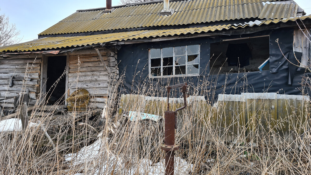 Деревня алексеевка. Заброшенная деревня. Заброшенный дом в деревне. Заброшенный домик в деревне. Заброшенные деревни и села в Кировской области.