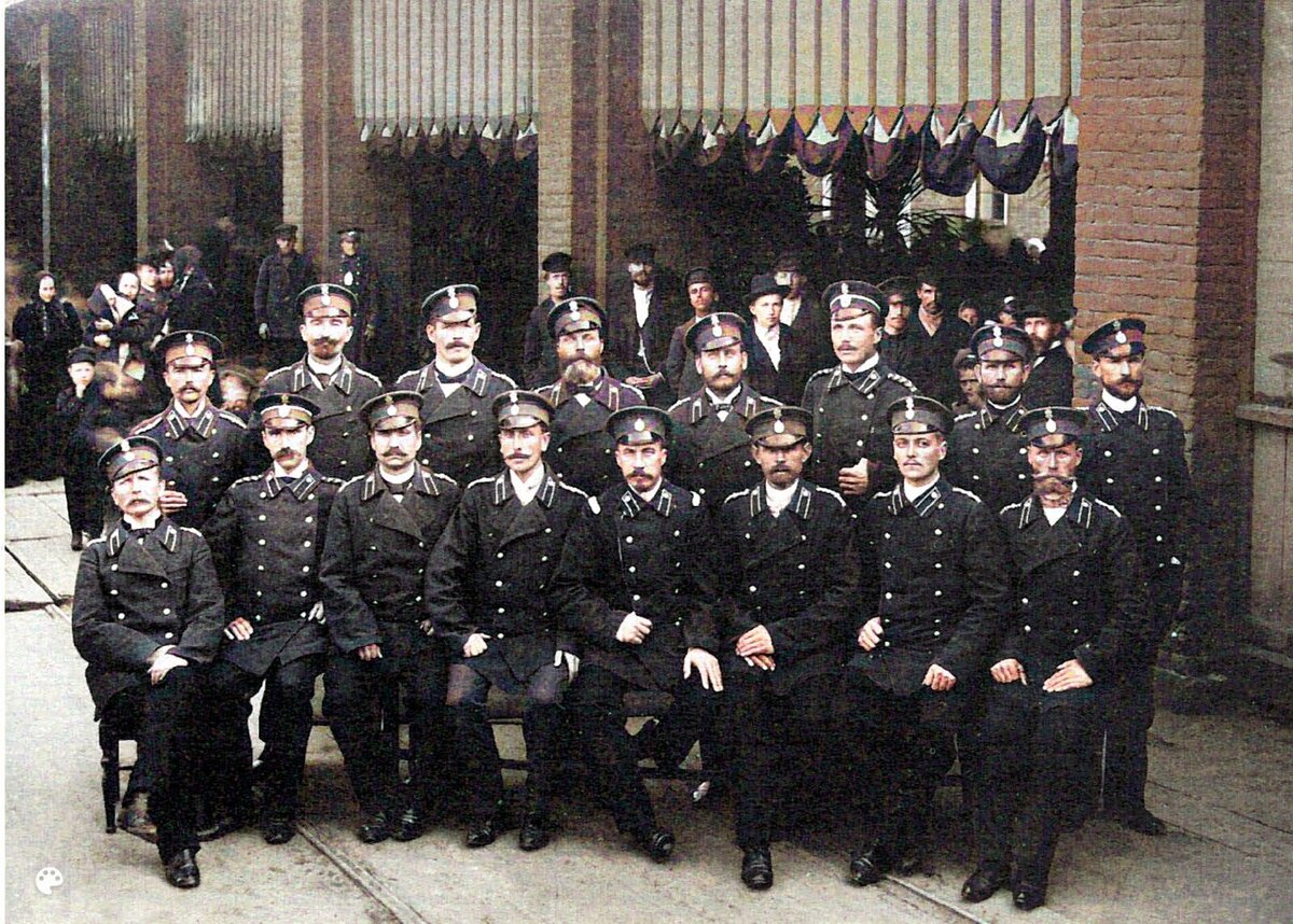 1889 г. У конторы