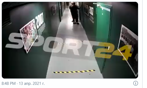 Василий Козловцев входит в судейскую.