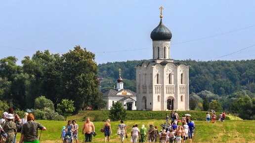 К церкви Покрова на Нерли едет куча иностранцев, а вы видели шедевр русского зодчества?