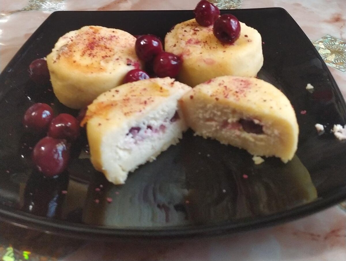 Сырники с начинкой из вишни и шоколада