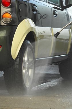 Чаще мойте кузов и окна машины.  Самой распространённой ошибкой автомобилистов является безразличие к грязи, которая налипает и остается на кузове или заднем стекле авто. В дождливую погоду мыть машину рекомендуется каждый раз, после долгой езды по грязным дорогам. Вы не поверите, но грязь имеет свойство проникать в верхний слой краски на кузове, а значит, это пятно со временем просто невозможно будет вывести, а теперь представьте, сколько подобных пятен может образоваться на Вашем автомобиле. Идеальным решением являются регулярные заезды на мойку, однако если мы решили экономить, то можем и сами справиться с данным вопросом.