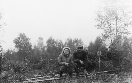 На дачном участке. Александр Терентьев, 1991 год, Московская область. Архив Алины Башмаковой.