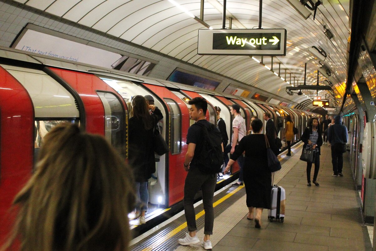 Обратите внимание - когда закроются двери, девушке они пройдутся по макушке, если она не пройдет к центру вагона или не наклонит голову.