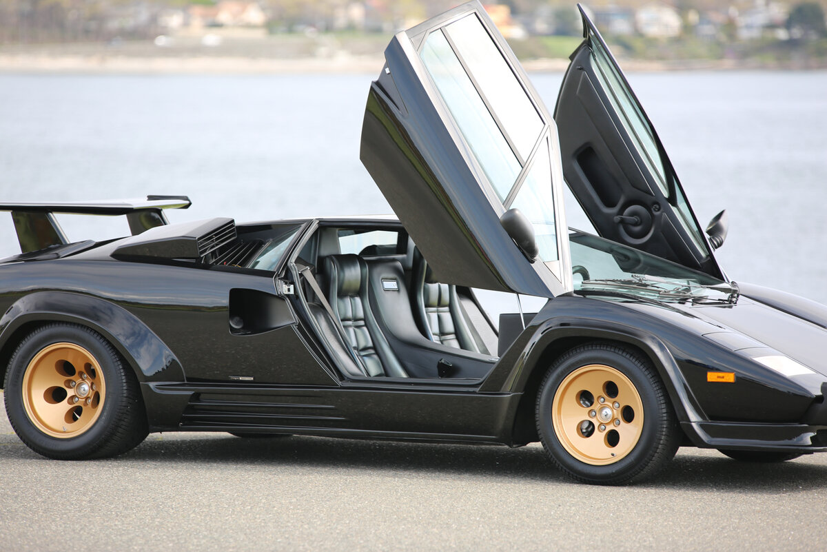 Lamborghini Countach 5000 QV С открытыми дверями