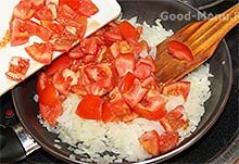 Жареная треска с луком и помидорами