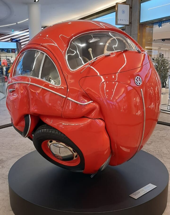 Знаменитая инсталляция VOLKSWAGEN BEETLE- Sphere индонезийского дизайнера Ишван Нур. Амстердам. Фото из личного архива автора.