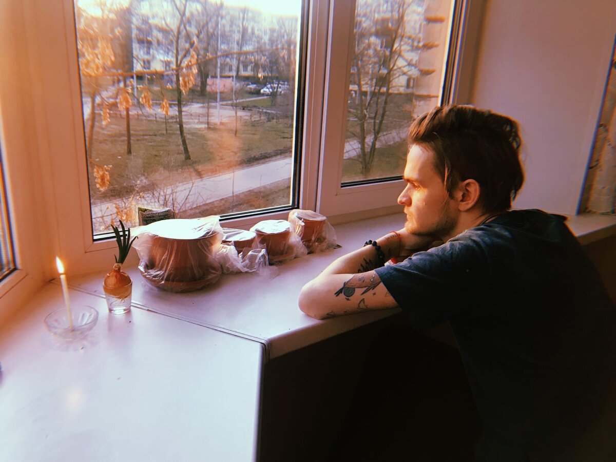 А рядом лук, который выращиваем несколько дней 