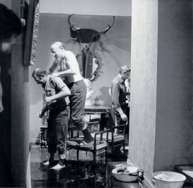 Во время съемок потопа, помощник режиссера Юрий Вертлиб раз за разом носил Евстигнеева на спине, чтобы тот не намочил ноги и не простудился.