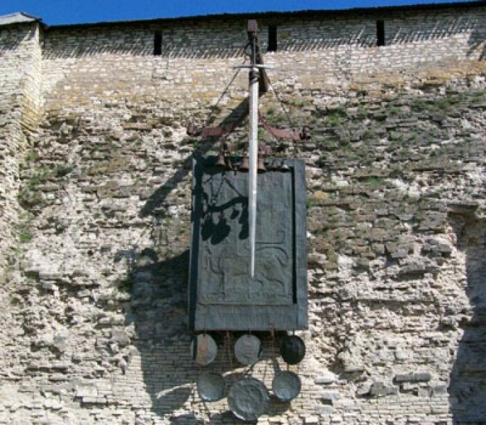 Довмонтов меч псковский кремль. Меч святого довмонта-тимофея. Довмонтов меч. Меч князя довмонта в пскове. Псков довмонтов меч.