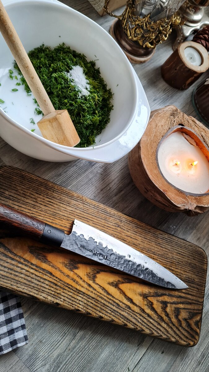 Зелень мелко нарезать и перетереть с солью 