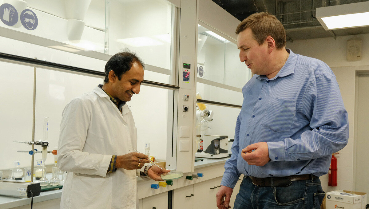 Раммохан Алуру (слева) и Григорий Зырянов (справа) в составе группы химиков создали съедобные пищевые пленки на основе водорослей (в чашке Петри). Фото: Андрей Фомин, фотоклуб УрФУ