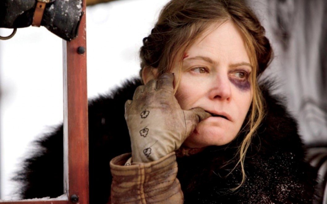 Дженнифер Джейсон Ли в роли Дейзи в фильме "Омерзительная восьмёрка"