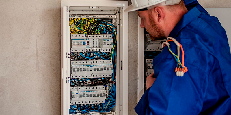 Проверка электрической проводки. Изображение Michal Jarmoluk с сайта Pixabay, Pixabay License