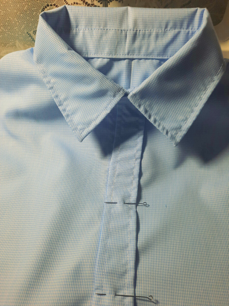 она нежно-голубая ....свет неровно падает от моей лампы 