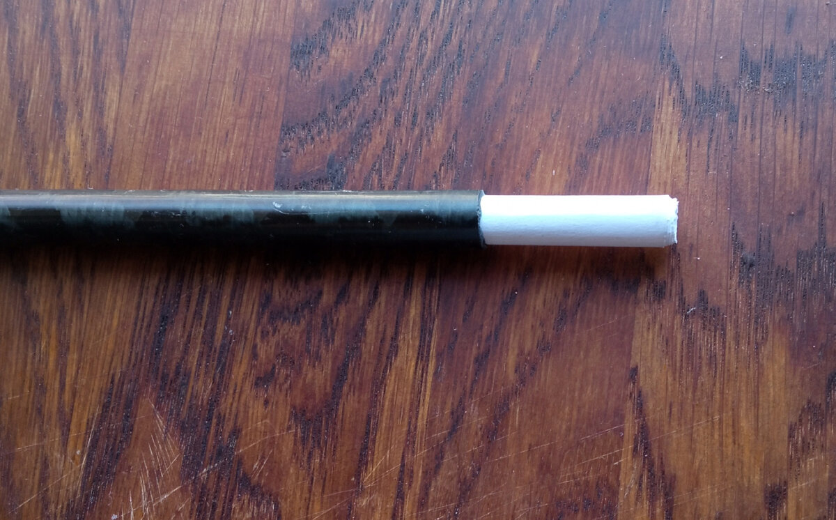 Плотно сверните бумагу и вклейте внутрь палки