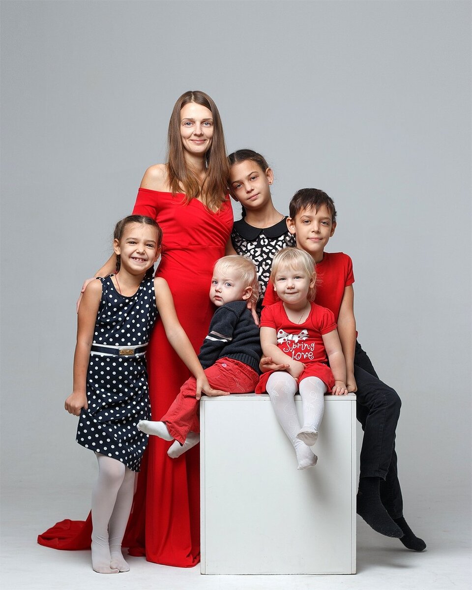 оксана кобелецкая 2021. у мамы было пять детей. мама пятерняшек оксана кобелецкая. 5 погодок. мать 5 детей.