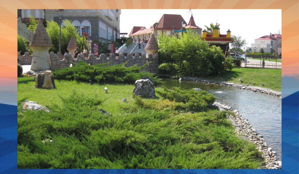 Зелёный уголок рядом с мостом