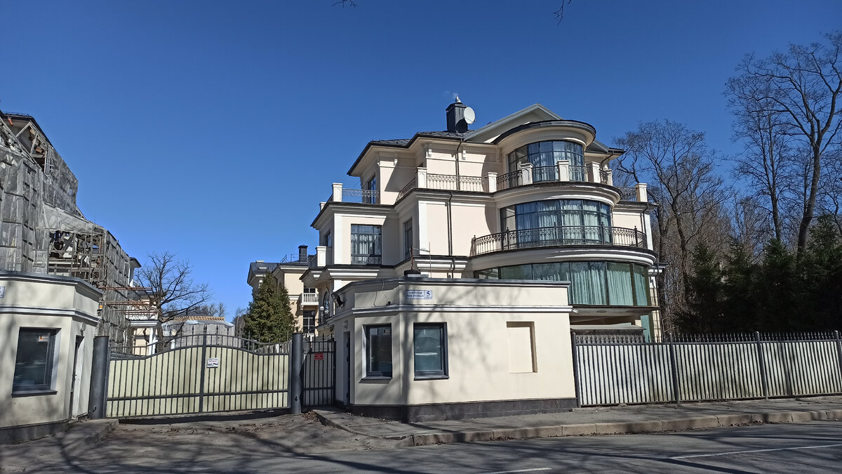 Набережная реки Крестовки. Слева то, что осталось от НИИ