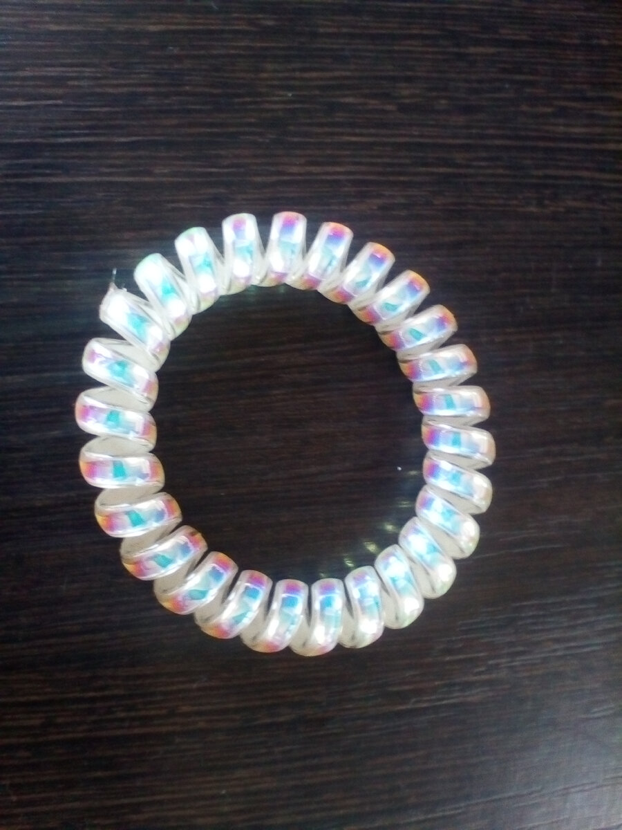 Вот такая резинка для волос красовалась на шее ребенка