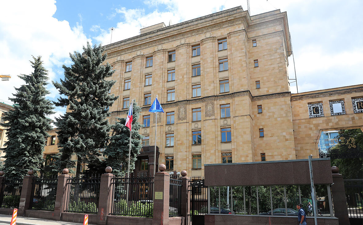 Здание посольства Чехии в Москве  - довольно большое.  фото: картинки яндекса. 