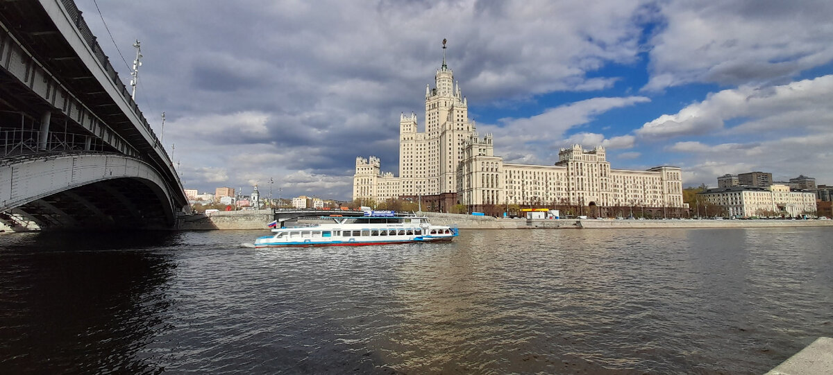 Вид на высотку на Котельнической набережной с Космодамианской набережной. Слева - Большой Устьинский мост. Листайте галерею
