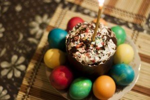 И так, христианская традиция красить яйца на пасху в красный цвет часто объясняться тем, что красное пасхальное яйцо является символом пустой гробницы воскресшего Христа, точнее как бы символическим камнем облитым его мученической кровью, которую он добровольно отдал за прощение грехов всему человечеству. И заодно служит напоминанием о воскресении христовом и страданиях Христа за грехи людей.