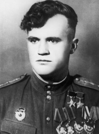 Речкалов Григорий Андреевич (09.02.1918 (или 1920) – 20.12.1990)Участник Великой Отечественной войны, летчик-ас, генерал-майор авиации, дважды Герой Советского Союза.Всего за время войны Речкаловым было совершено 450 боевых вылетов, 122 воздушных боя. Данные о сбитых самолетах разнятся. По одним источникам, сбито 56 самолетов лично и 6 – в группе