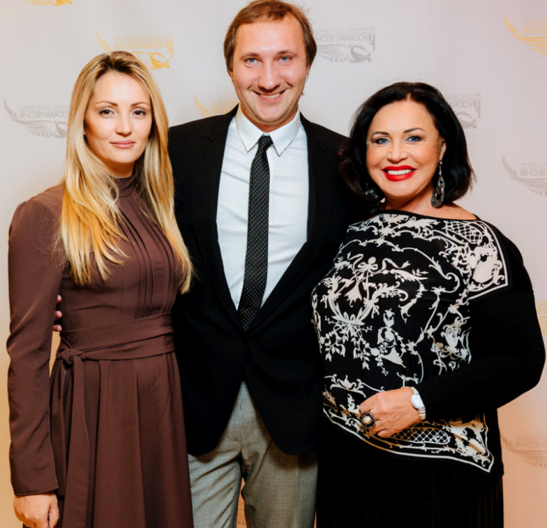 сколько лет сыну бабкиной. надежда бабкина сын данила. кто сын надежды бабкиной. директор театра надежды бабкиной. сын надежды бабкиной.