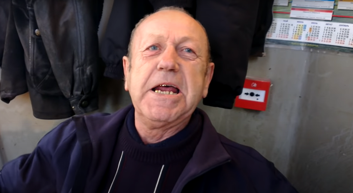 Сидит, вещает старый))