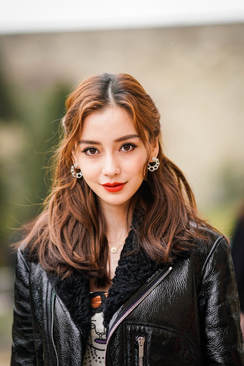 И это тоже пляжные волны! Модель Анджела Юнг Винг носит легкий боковой пробор с небрежными волнами. Getty Image