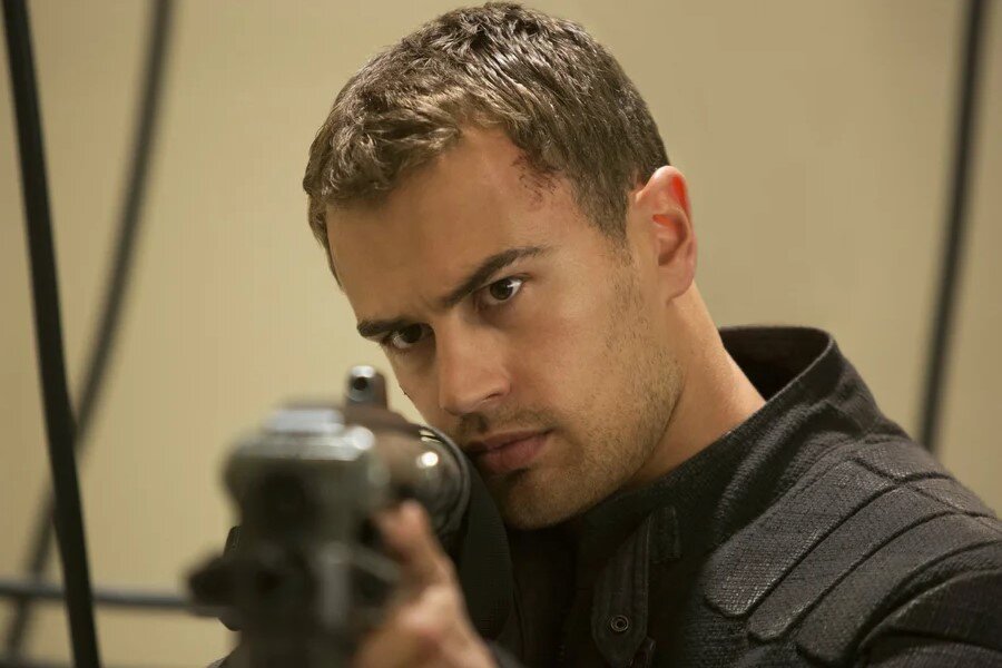 Тео Джеймс в роли Тобиаса (Фора) Итона. Кадр из фильма "Дивергент, глава 2: Инсургент". Изображение взято из свободных источников