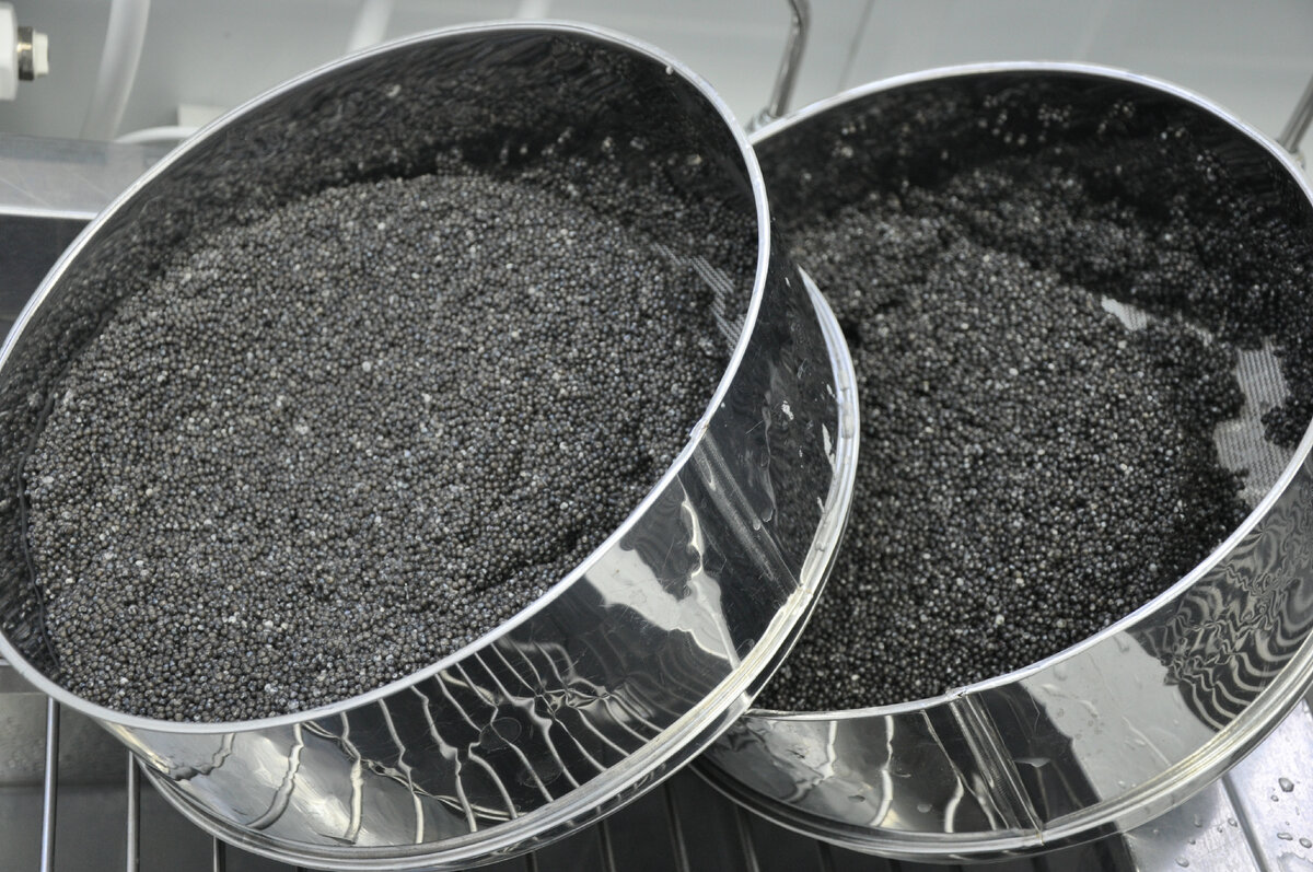 Фото с производства черной икры ГК "Русский Икорный Дом"