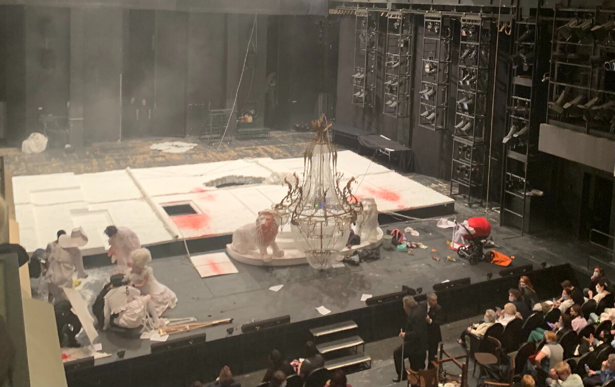 Так выглядит сцена в конце первого действия