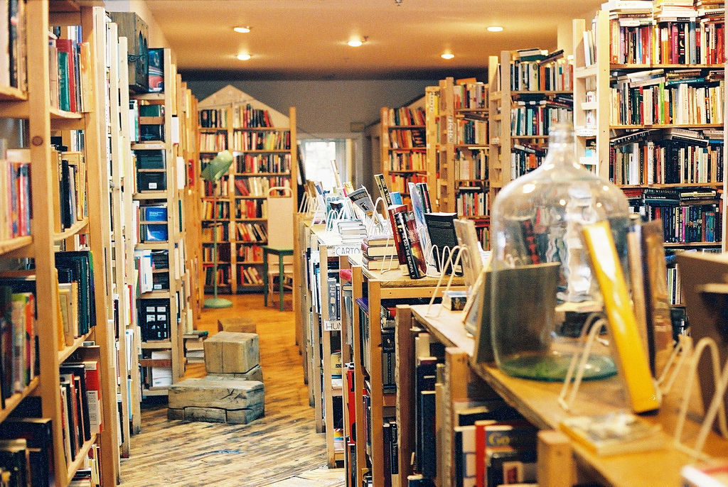 Книжный магазин угол