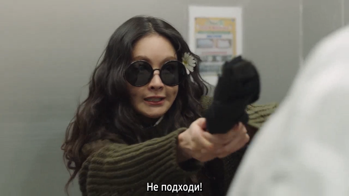 кадры из 1 серии, которые отлично показывают, как главная героиня пытается "спастись" от преследований главного героя