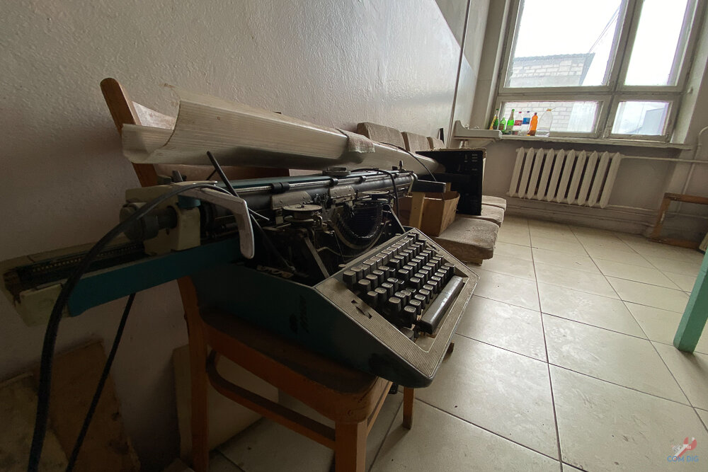 Оставленные вещи в одном из кабинетов. 