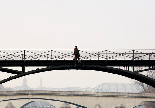 Парень прыгает с моста