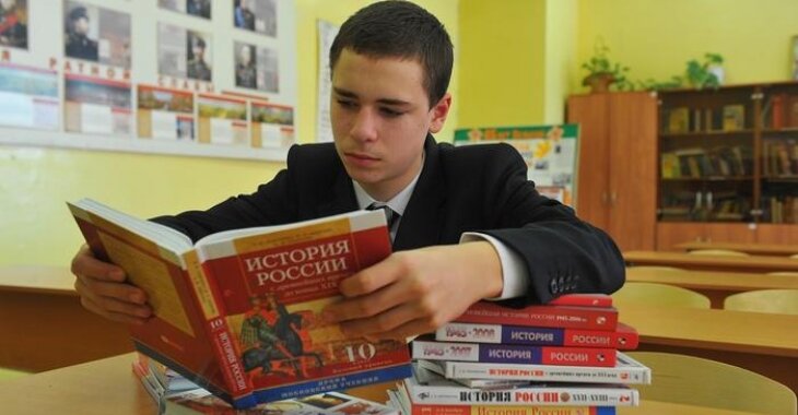 школьник с учебником по истории