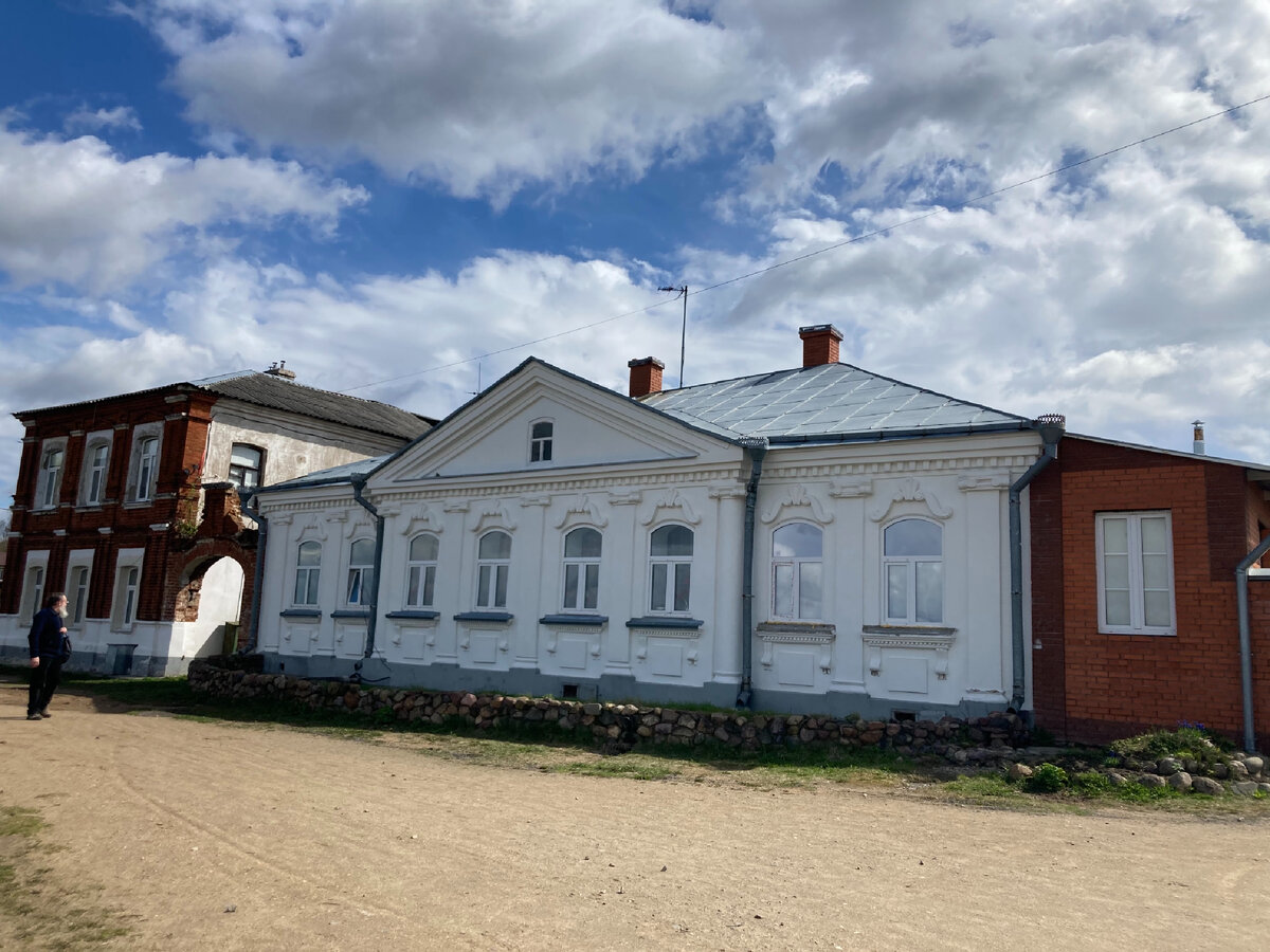 Калязин: полгорода под водой, мостовая времён Екатерины и чудом уцелевшие  фрески из затопленного храма | Дорогами радости | Дзен