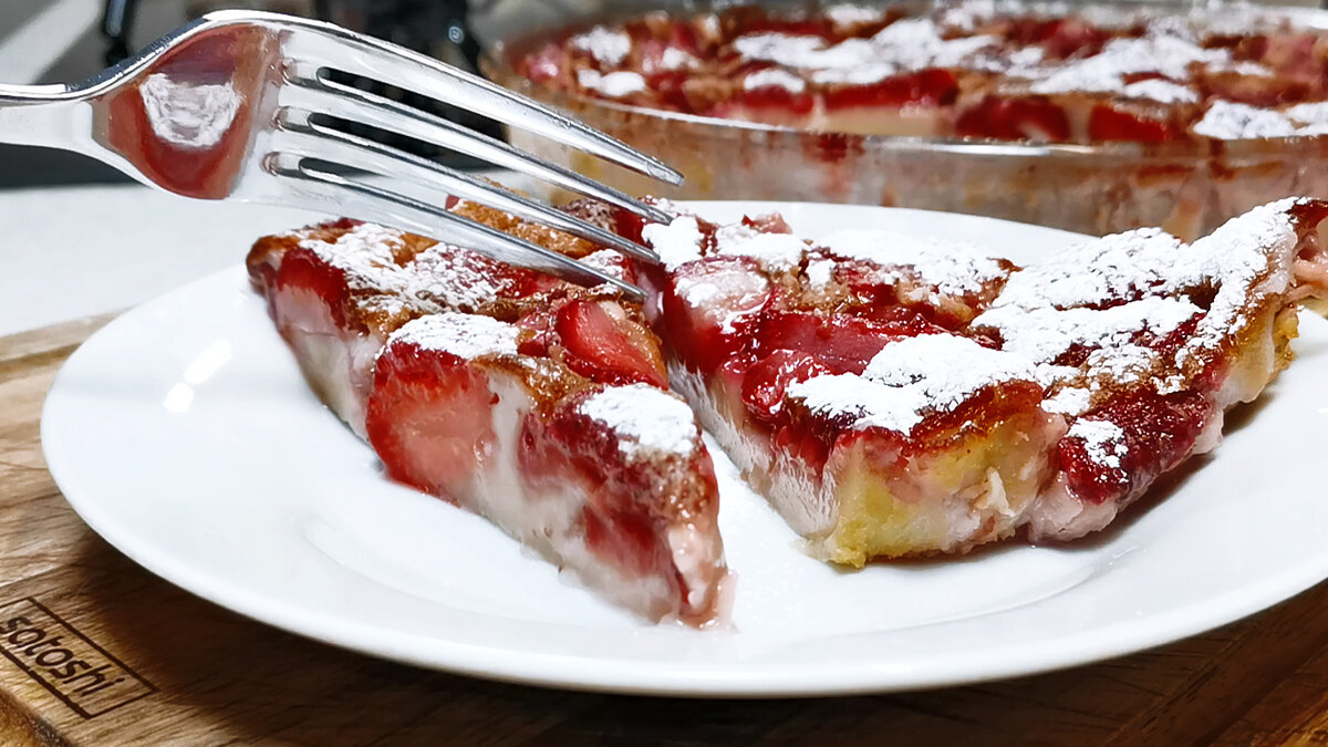 Пирог клафути с клубникой
