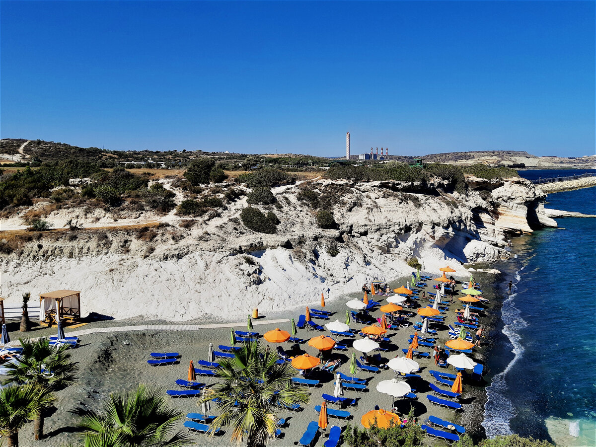 Сочетание насыщенного цвета моря, серого вулканического песка и белых скал)