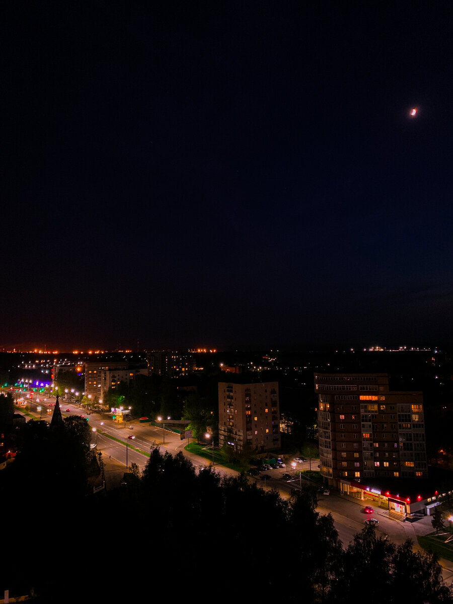 Вид из окон квартиры на ночной Московский проспект
