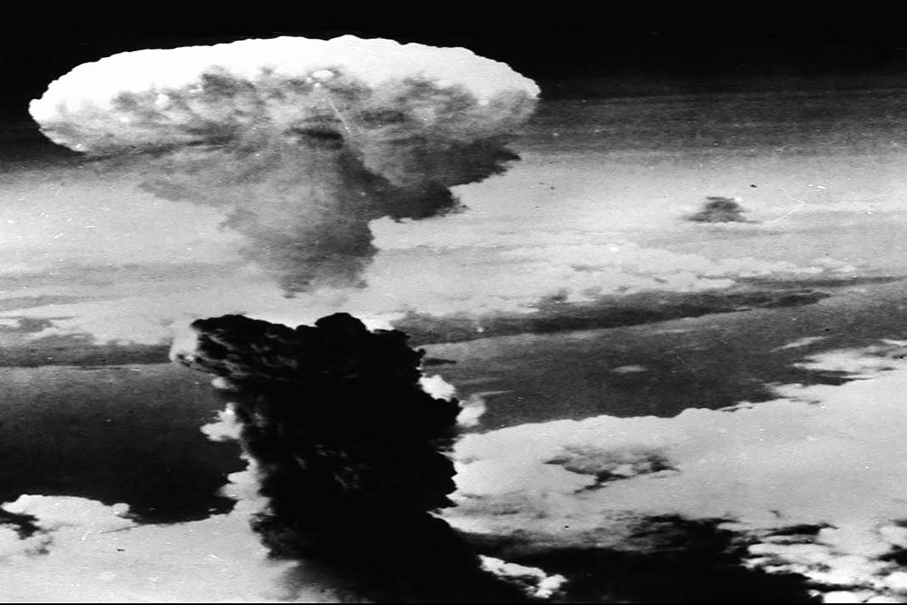 Кто сбросил атомную бомбу. Хиросима и Нагасаки атомная бомба. Нагасаки ядерный взрыв. Атомный взрыв в Хиросиме.